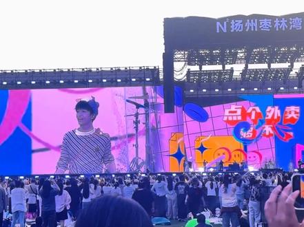 #演出人的表达欲爆棚时 #我的观演日记 #黄子弘凡音乐节 #扬州枣林湾音乐节 蹦蹦跳跳的小狗人见人爱,萌到心坎里了!谁不想和可爱又粘人的小狗宝交个朋友呢?🥰🥰🥰