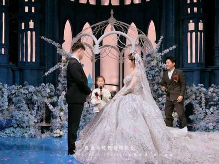 手捧花不只是传递爱情的信物,更是把婚后的第一份圆满,献给把我捧在手心里长大的人#婚礼花絮 #婚礼纪实小视频 #农村婚礼 #婚礼 #壹號影像