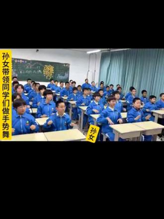 孙女初一收获满
手势舞蹈在课间
家长会前写对联
素描作品技精湛
文化学习苦钻研
从不言败肯登攀
多才多艺重任担
休闲苗圃花烂漫