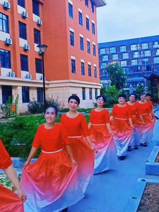 记录生活中的小美好,弋阳红土情全唱团9,18在开湘中学文艺汇演,几个好姐妹演出之前开心抖起来!分享快乐,谢谢大家支持鼓励!👍👍👍🌹🌹🌹🍎🍎🍎