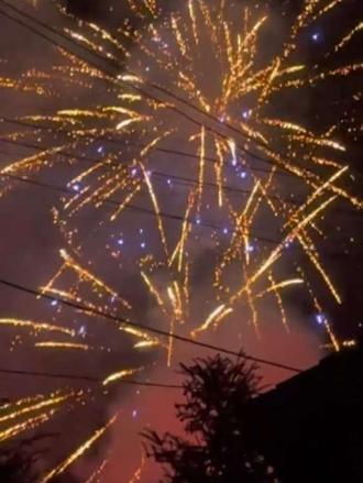 给大家分享我们老家春节00:00分的壮观烟花,绝对过瘾,个人认为比春晚好看😄#烟花🎆 #请大家看个烟花 #农村烟花 祝大家#新的一年如烟花般灿烂