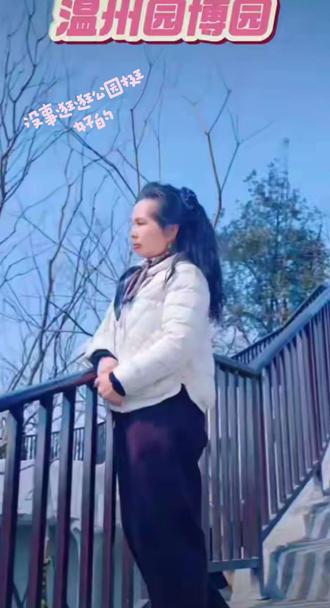 #dou+小助手 #温州园博园,正月这几天真的太疯挤并快乐着,人山人海,这就是温州年味🧨#温州人过年仪式感 冬日的栏杆映着蓝空,像一道未写完的诗行。她静立其中,发丝轻扬,仿佛时间也放慢了脚步。风在耳畔低语,树影斑驳如旧日信笺,每一帧都藏着故事的序章。#温州年味#人山人海太热闹了#景区人山人海