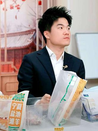 帅哥,行程已经排到6月中旬了
要出差了(出国)特别有意义的事
#董宇辉 #与辉同行 #兰知春序 #董宇辉拥有暖评最多的评论区