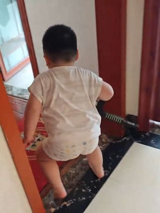 上个视频是因为他叫了大人。但是大人在忙没来得及导致哥哥拉裤兜了,所以拍了视频。两个孩子正常上厕所都知道叫大人,也知道去厕所上厕所的。#双胞胎 #昊昊耀耀 #萌娃搞笑日常