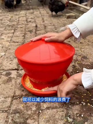 这款喂鸡鸭鹅鸽子食槽饲料桶是一款非常实用的养殖设备,它不仅可以自动喂食,还可以储存