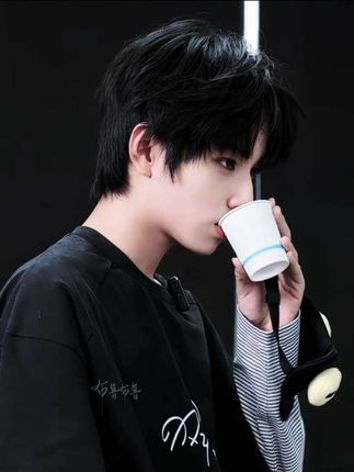 喝水都如此… #王橹杰