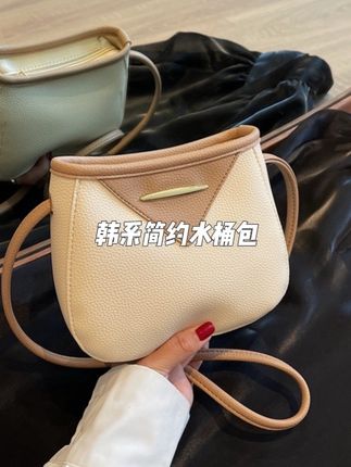 真皮质感新款韩系简约水桶包小众设计感斜挎女包百搭拼色单肩包#包包推荐 #百搭包包 #小众包包 #潮流女包 #美包分享