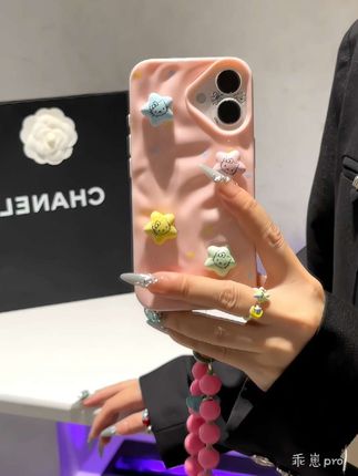 哇哦 ~  这个立体星星✨壳好好看呐 ! 上面还有小kitty的图案 ~  怎么辣么乖呀 !! 波浪纹的挂链壳耶太仙了叭 ~~   好朋友 ! 你懂得 ! 嘻嘻~.~  #快分享给你的好友 #这个手机壳真的长在我心巴上了 #颜值控 #仙女必备 #闺蜜同款