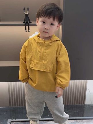 盼你长大 又怕你长大 希望你别总是找妈妈 但又担心你不再找妈妈 希望你能乘风破浪 但又担心你被风吹雨打想马不停蹄的去爱你 趁你还未长大…. 也许,这就是妈妈#我的男孩#早秋穿搭#潮童穿搭 #萌娃穿搭