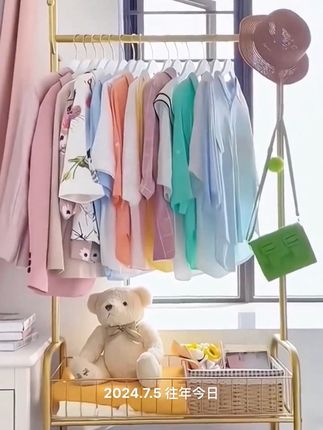 处理一批落地衣帽架,有需要的吗?放在房间里,什么样的衣服都能挂,这样床上、沙发上就不会长满衣服了。仙人掌的造型能挂帽子、包包等等。中间是一个收纳筐,换下来的衣服可以直接放筐里,最底层还可以收纳多双鞋子,真的是实用又不贵。整洁又美观#好物分享 #居家好物 #衣帽架 #好东西一起分享 #晾衣架