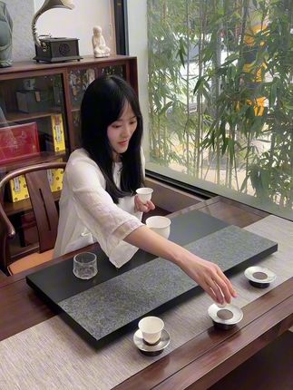 别人找你麻烦,那就给他制造更大的麻烦,他掀你饭碗,你就掀他锅盖,人敬狠者,鬼怕恶人,你长出尖刺,世界便会柔软,只有让对方明白招惹你的代价,他才会对你毕恭毕敬,最好的反击是让别人知难而退,真正的善良必须带点锋芒,有仇就报,以强者姿态建立人际护城河。#茶生活 #品茶静心 #茶空间 #茶桌茶台 #茶台