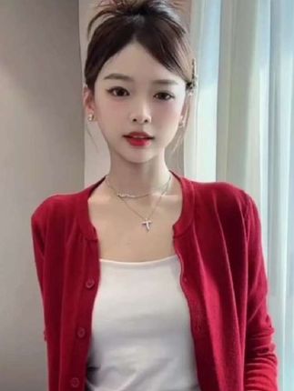 谁能想到我三十来块钱啊,居然抢到一件这么洋气的针织小开衫,你看是不是还挺好看的?最主要价格便宜就算了,还给咱们带运费险的啊,一整个小版型啊,就是这种宽宽松松的,无论你是肩宽背厚还是肚子上有肉,通通都可以穿。像这种针织小开衫就特别的实穿,无论你是内搭还是外穿都很合适。他这个是非常柔软细腻的一个针织面料,软软糯糯的,而且是这种高支高密高弹的啊,一整个小版型啊,也是这种宽宽松松的,很有余量,回弹性还好,你瞅瞅,就连人家这个扣子全是做了这种同色系的,像这种小开衫穿起来就很减龄又很时尚。#时尚 #时尚穿搭 #女人 #女装新品日 #影视捕捉 @DOU+上热门