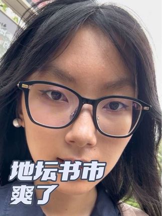 买一堆书太爽了。 #活跃帐号 #地坛公园 #我与地坛 #女大学生 #读书