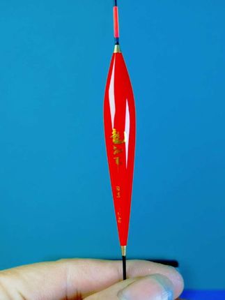 钓鱼找对浮漂,渔获直接翻倍💥,今天给大家安利小凤仙带壳芦苇浮漂,用过就回不去!  用的是陈年芦苇,天然材质超靠谱~一体通纤设计,信号传递快如闪电⚡ 鱼轻轻一咬,漂相立马清晰,再也不怕错过中鱼时机,野钓、黑坑都能精准抓口!制作超用心!自然阴干、手工开瓣、精细打磨…每一步都不含糊👏 黄金比例漂身,同心度高,入水翻身又快又稳,水流再急也能稳稳立住,新手也能轻松驾驭~多水域通吃,超全能,不管是鲫鱼、鲤鱼,还是水库、河流、池塘,漂型齐全,一支顶N支💪 钓浅水灵,钓深水稳,一套解决所有钓鱼场景,性价比直#浮漂 #芦苇漂 #小凤仙浮漂 #浮漂鱼漂 #钓鱼