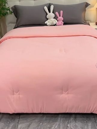 这个大豆纤维被,它手感柔软细腻,内里填充的是大豆纤维,蓬松透气,质感轻盈,睡起来感觉像包裹在棉花糖上一样,亲肤不压身,感觉贼舒服#床上用品 #四件套 #雅鹿大豆被 #大豆被 #大豆纤维被