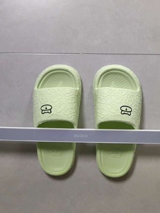 夏天到了,趁合适买了双拖鞋,上脚轻便舒适,便宜又好穿,颜值还高,多种颜色可选,洗衣做饭都能穿,居家外穿都好看#防滑防臭#凉拖鞋#夏季凉拖#脚宽脚胖都可以 #软底软面穿上超舒服 #好鞋推荐