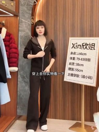 这套灰色连帽套装绝了!软乎乎的面料,日常出街、宅家都舒服~连帽设计显活力,阔腿裤还特藏肉,随便搭双小白鞋就很时尚,姐妹们闭眼入不踩雷!#今日穿搭#显高显瘦#套装穿搭#显高显瘦穿搭#新款