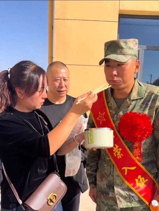 一口饺子两种滋味,又是一年一度饺子别离,这一刻才懂得饺子的意义#保家卫国#热血青年#最可爱的人 #参军入伍 #新兵