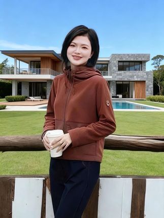姐妹们,这件拼色连帽外套真的太绝了,它是这种短款的设计,上身特别显腿长,而且还是修身的版型,超级显瘦,冬天穿它出门既暖和又好看,简直是时尚与温度的双重享受!#春秋穿搭 #拼接短款连帽外套#早秋贵气感穿搭 #早秋显身材平价上衣合集 #早秋冷冽又随性的气质穿搭