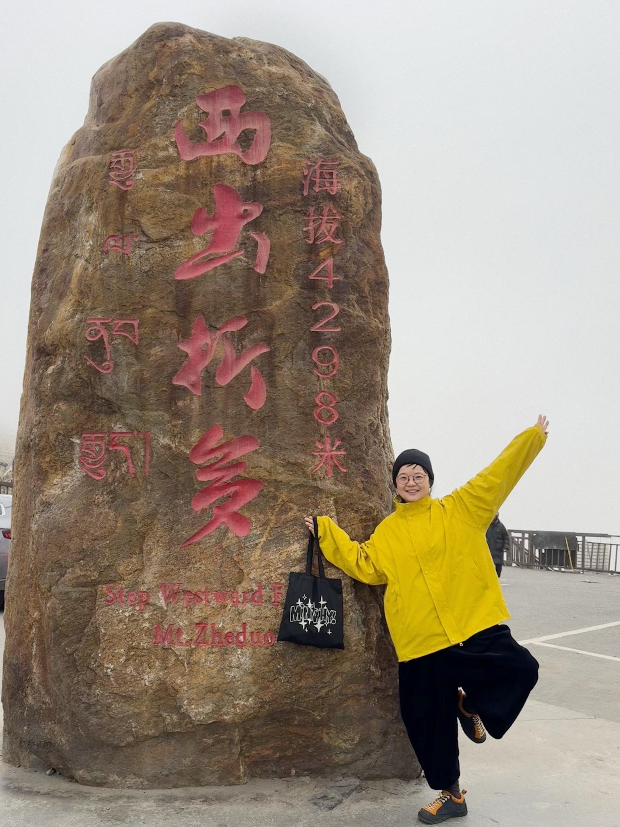 叮~✨。在海拔4298米的折多山⛰️ 和风冷环境下8℃的川西康定 查收一份来自自己的"买家秀"🤓 银杏黄风衣/匹马棉条绒裤/羊毛帽