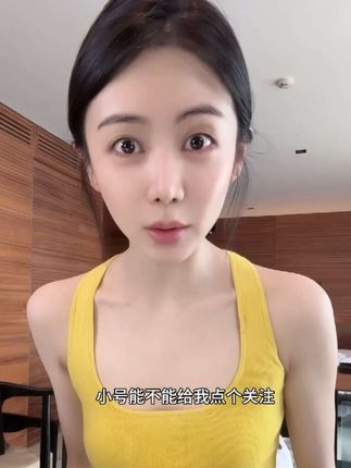 夏天就得穿这种轻薄透气的冰丝内裤,它的面料超级柔软,贴身穿简直太舒服了,而且还是高腰的设计,能够很好的包裹住肚子上的肉肉#小小101 #内裤