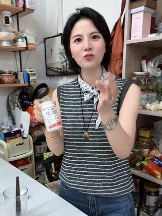 回复 @衡南崇伟百货的评论 我虽然每天熬夜都要工作!但是平凡的日子脸上也要泛着光!女人工作同时也要好好爱自己!