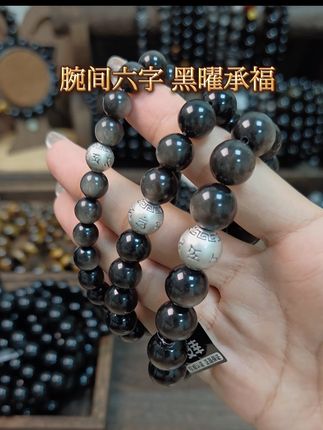 腕间静串,藏着不言的意。轻晃间,递来踏实,垫稳奔波脚步,接住暖意,留份自在顺意。