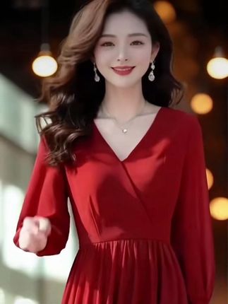 宝子们,2025春夏超火的高档红色沙滩长裙来啦! 雪纺材质轻盈飘逸,长袖设计既能防晒又添浪漫。大红色明艳动人,走在海边回头率爆表。长款修身剪裁,超级显瘦,凸显曼妙身姿。 在海边度假,穿上它,迎着海风漫步,或是静坐在沙滩,都尽显气质,简直是海边拍照的绝佳单品,爱美的姐妹别错过! #2025春夏新款 #红色沙滩长裙 #雪纺长袖 #显瘦连衣裙 #海边度假穿搭