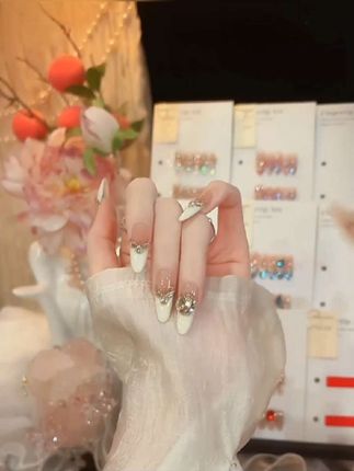 #网红美甲款式 #穿戴甲随意摘戴 #显白美甲 #好看的美甲 #穿戴式美甲