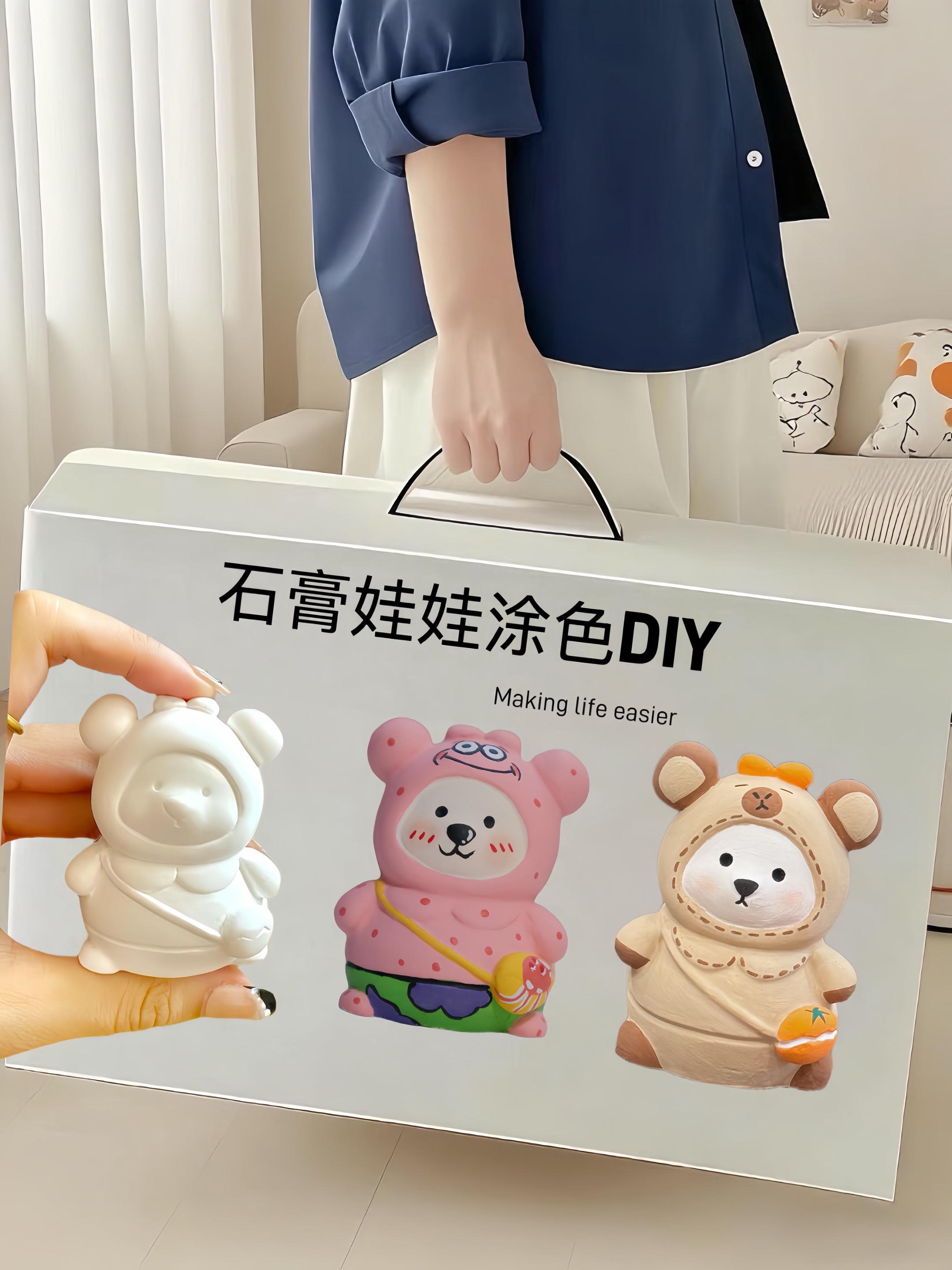 小朋友超喜欢的石膏娃娃来啦!还在愁带娃去哪儿玩吗?这套混发石膏娃娃套装藏着大乐趣,奥特曼、库洛米等各种造型,自由创作让娃尽情发挥想象力,涂鸦过程超治愈,给娃的惊喜就选这个~ #混发小石膏娃娃 #儿童手工玩具 #奥特曼 #库洛米 #涂鸦白胚