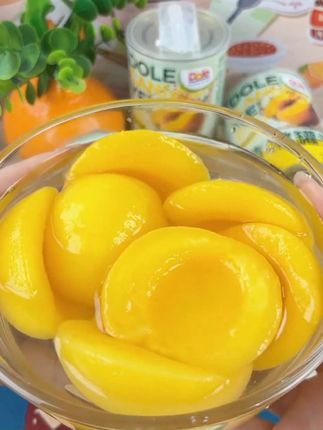 夏天真的离不开冰镇后的黄桃罐头,吃起来真的太爽了!选自安徽砀山的精品大果,果肉厚实又饱满,一口下去脆甜多汁,再加上冰凉爽口的汤汁,炎热的天气来上一罐,简直不要太舒服。#好吃到停不下来 #美食 #夏天的味道 #太好吃了 #快来一起尝个鲜