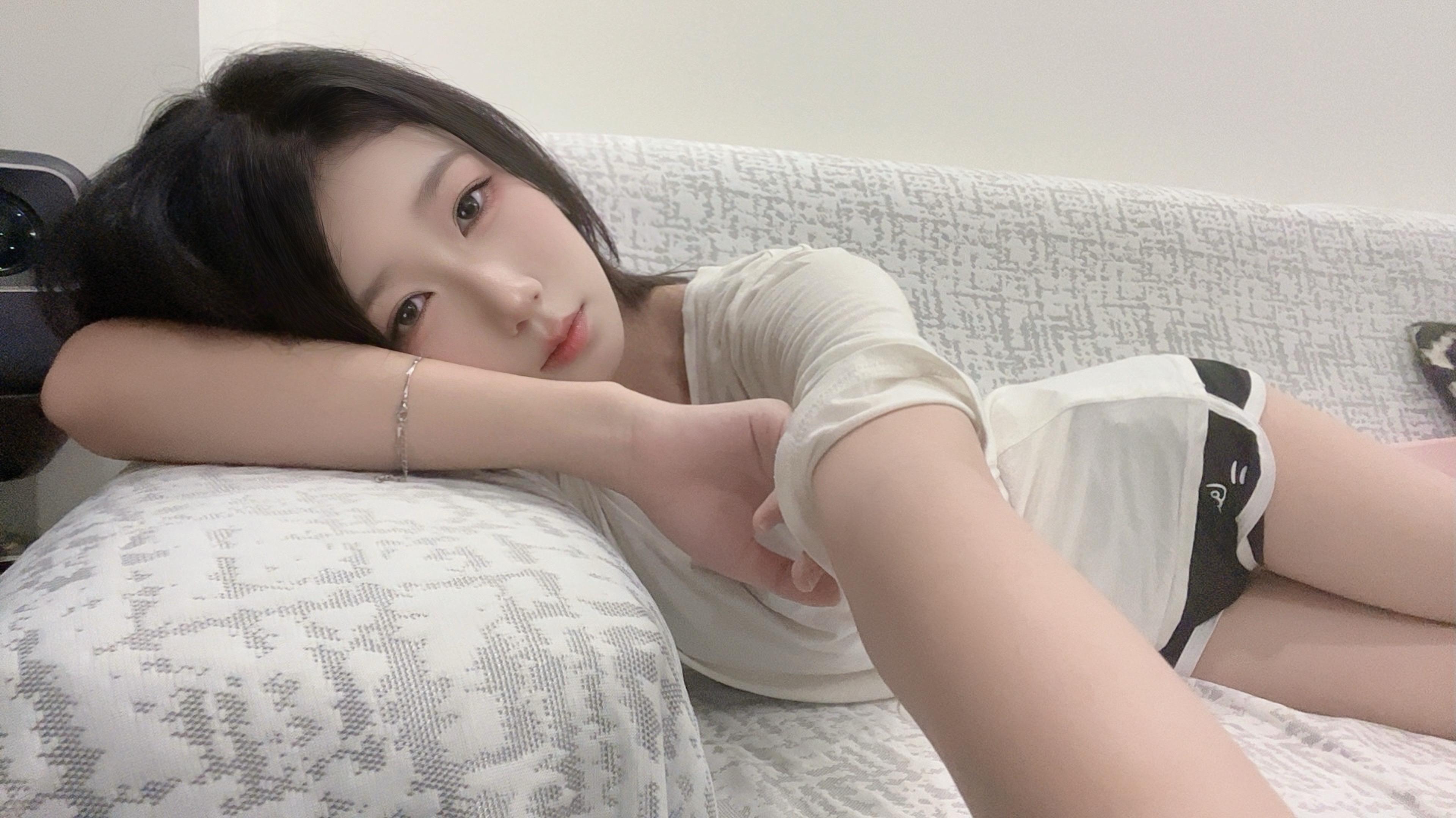 木质的香像你 冰冷苦涩 #老婆 #慵懒风 #宅 #宅女 #抖音推广