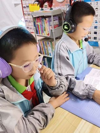 担心孩子操作不来,总需要家长帮忙调设置。这款操作简单到孩子一看就会侧边按键清晰标志、功能模式切换、音量调节、播放暂停都是一键完成,不用频繁拿手机操作,带上去良好设备孩子自己。就能调到大喜欢的音量,切换到背书模式,就算是低年级小朋友用两次也能熟练操作,再也不用喊妈妈帮我调耳机了。#辅导孩子写作业 #耳机 #耳返耳机 #学习耳机 #儿童耳机