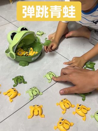 这次爸爸买对玩具了,按一下就会蹦的小青蛙,儿子都玩嗨了,和小朋友一起比赛,看谁跳进桶里多#按压弹跳青蛙 #益智玩具 #亲子互动 #动手动脑