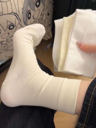 女孩子怎么能少的了一双软糯糯的袜子啊,奶乎乎的,真的太适合女生了,面料柔软又舒适,还不会闷脚,袜头平整不硌脚趾,可以拉着穿,也可以堆着穿,超级百搭#袜子 #袜子穿搭 #袜子推荐 #时尚气质穿搭