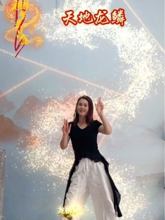 一首《天地龙鳞》听的热血沸腾,国庆节快到了,学起来,祝我们伟大的祖国繁荣昌盛!我爱你祖国🇨🇳#天地龙鳞 #热门音乐🔥 #何其有幸生在华夏 #国庆节手势舞 #一学就会系列 @抖音小助手