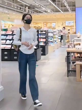 @周周好物 秋季拉链长袖休闲小众别致女装打底衫正肩连帽卫衣显瘦百搭#卫衣 #面料柔软舒适 #修身显瘦 #休闲百搭 #谁穿谁好看