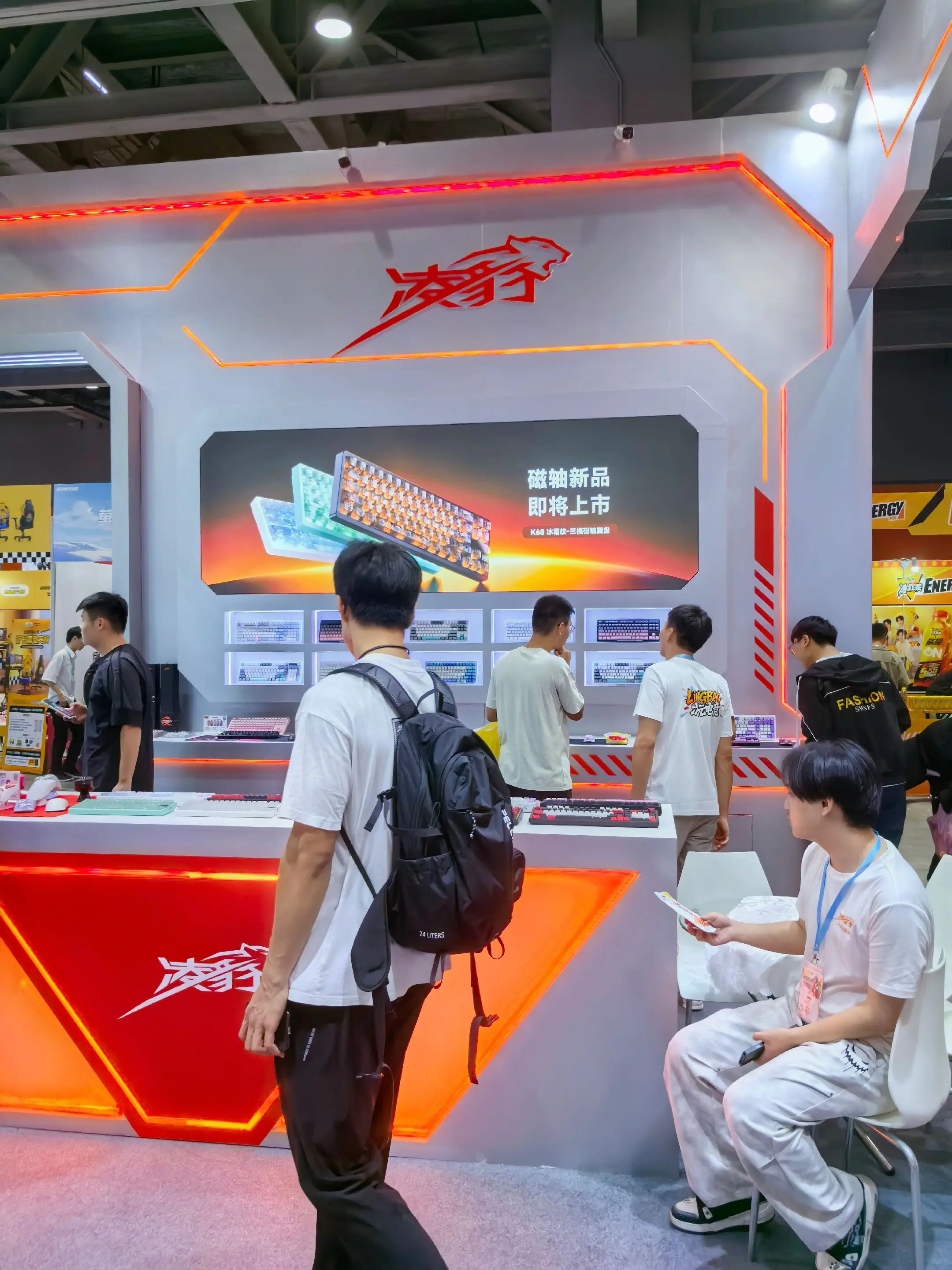 很开心来到凌豹展台参加活动,这里将新出磁轴键盘,性价比很高# - 抖音