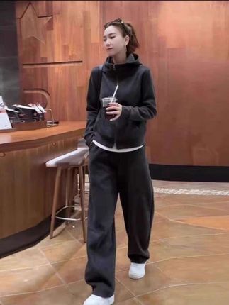 拉夏贝尔个性休闲运动风时尚灰色套装女秋冬季2025新款宽松两件套#森系少女感穿搭 #早秋穿搭三分钟出门不是梦#被秋日氛围感穿搭拿捏了。