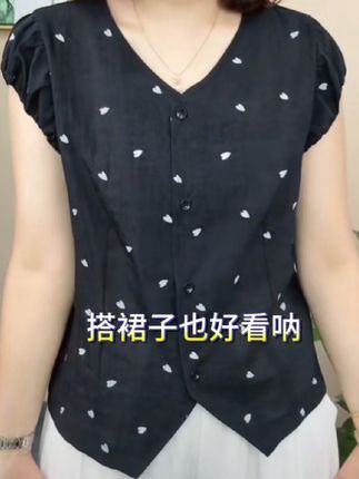 #休闲减龄穿搭 #短袖t恤 #气质女神穿搭 #穿出自信穿出美丽 #洋气小衫 2025夏款V领设计感时尚百搭无袖显瘦上衣款女T恤