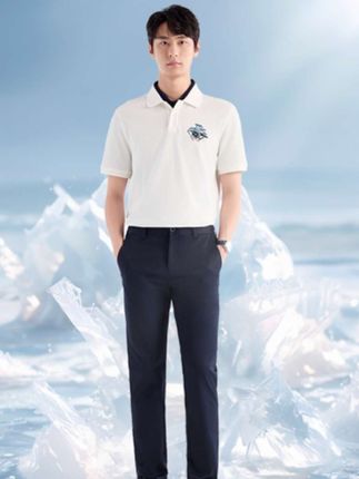 小冰裤九牧王男裤25春夏新款百搭亲肤冰爽含莱赛尔休闲裤 夏天到了,还在穿闷热的裤子吗?快来看看这条九牧王夏季小冰裤吧!它轻薄透气,穿上后感觉凉爽舒适,即使是在炎热的天气里,也能让你感到清凉。不仅如此,它的版型好看,无论是上班还是约会都能穿,搭配各种衣服都显得很精神,喜欢的朋友赶快下单购买吧!#亲肤冰霜休闲裤。#春夏新款百搭#小冰裤,九牧王