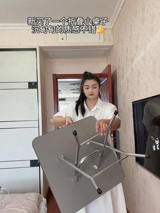 家里有孩子的要必备这种折叠小桌子,既能当个小饭桌,也能当个写字桌,不用了折叠起来也不占地方,出门游玩带着也方便!加厚材质,结实耐用!#折叠小桌子 #折叠饭桌 #折叠写字桌 #超划算超便宜