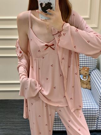 上身好温婉柔美,一整个纯欲感拉满了,还是自带胸垫三件套太方便了#可外穿家居服 #带胸垫睡衣 面料柔软舒适 #三件套#性感睡衣高级感纯欲风 #春秋款睡衣女 @DOU+小助手 @巨量千川 @DOU+上热门