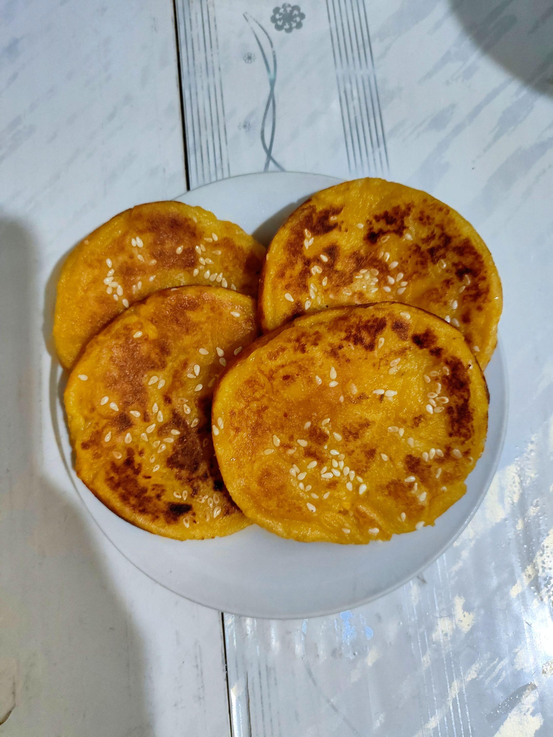 轻烟少油四孔不粘锅。金黄酥脆的南瓜饼,刚出炉时香气四溢,咬一口满满的幸福感!轻烟少油四孔不粘锅在家也能轻松搞定的美味~✨🎃 #家庭烘焙 #新鲜出炉#早餐 #在家做美食