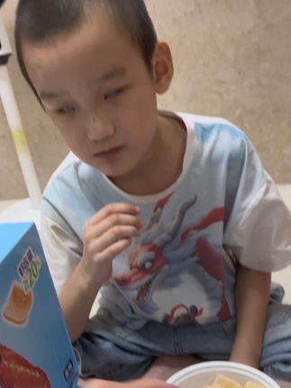 兴利超爱吃这个鲜虾片,他吃起来鲜香酥脆,满满的香味#记录真实生活点滴 #追剧小零食
