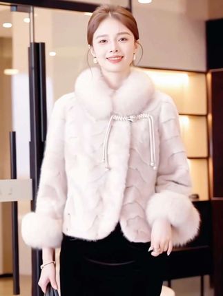 慵懒风女士皮草月牙水貂皮毛一体2025冬季新款真毛狐狸毛领小个子#高端大气上档次 #皮草穿搭 #水貂毛皮毛一体外套 #真狐狸毛领 #高级感穿搭