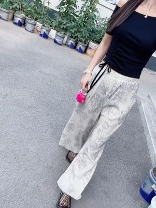 当你把人性摸透了的时候,你就会变得不喜欢交朋友,曾经你比谁都真诚,比谁都热心,可是后来你发现当你对别人没有好处,不能给别人带来好处的时候,热情换来的是冷漠,分享换来的是妒忌,难过换来的是嘲讽,真心换来的是算计。#简约穿搭 #夏日穿搭 #美搭尽显