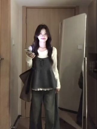 姐妹们快来看看这套甜美的针织吊带套装,秋天这样穿也太美了吧!它是那种甜美减龄的蝴蝶结吊带背心,还是两件套的设计。#吊带背心打底衫 #针织吊带长袖上衣 #设计感上衣套装 #韩系穿搭 #甜美穿搭