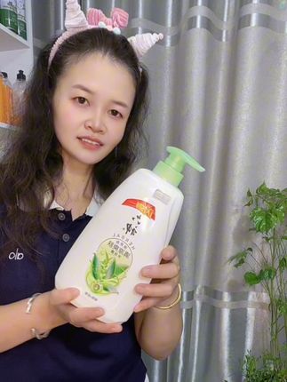 #创作灵感 #自用好物推荐 #洗护好物 快来看看六神家的清凉爽肤沐浴露吧!它里面添加了绿茶甘草精华,洗完感觉超级清凉,就像待在空调房里一样舒服,而且一点也不觉得干燥,泡沫也特别丰富绵密,让你洗澡的时候更加畅快。这么好用的沐浴露,赶紧入手试试看吧!