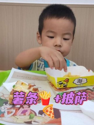 我在西餐厅吃薯条🍟,披萨🍕。美味。#妈呀太香了 #小吃货的日常 #人类幼崽 #可爱到爆炸💥 #薯条